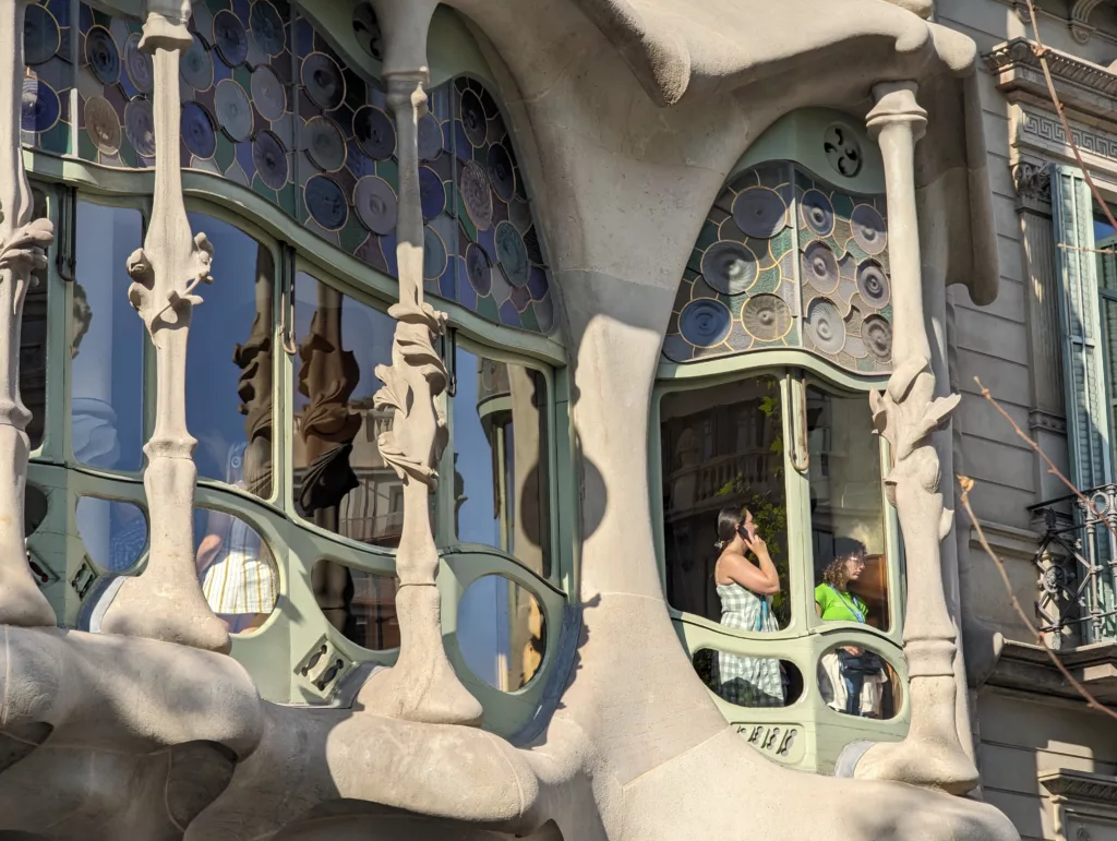 People in the windows at of Casa Batlló Gaudi