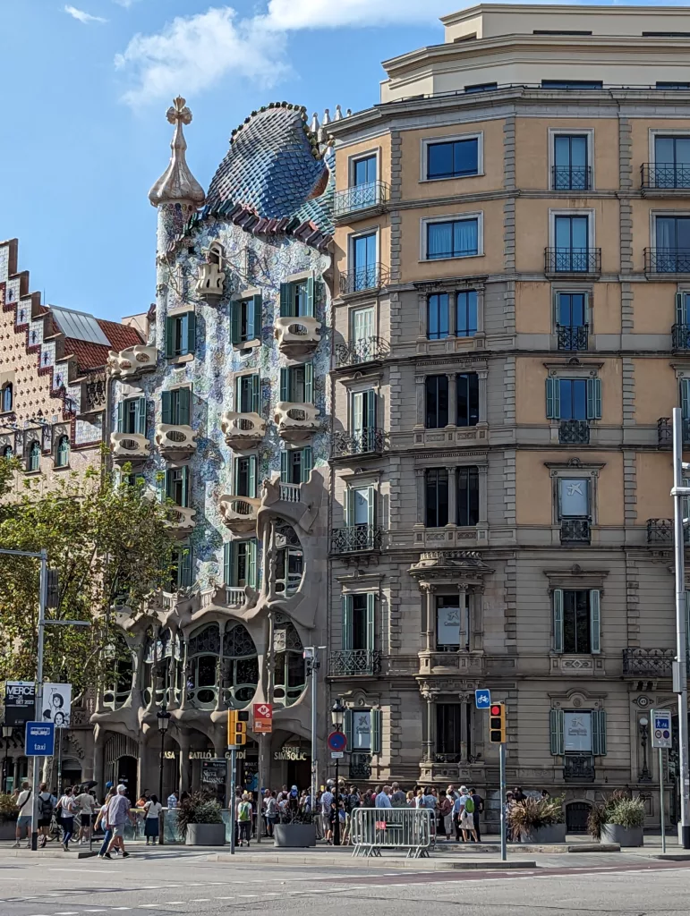 Street view of Casa Batlló Gaudi