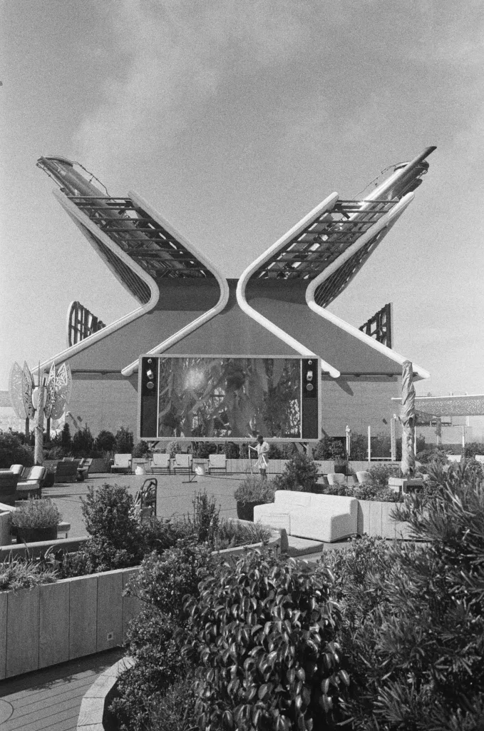 Top desk garden and ship's X-funnel