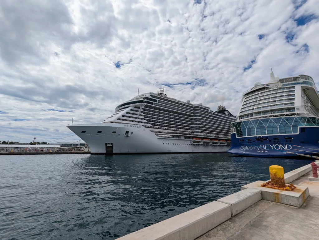 Two liners at port